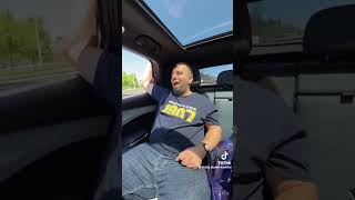 Kadıköy Boğası Arabada İngilizce Şarkı Söylüyor