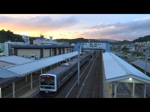 歩道橋から見降ろした常磐線湯本駅を出発していく下りE501系