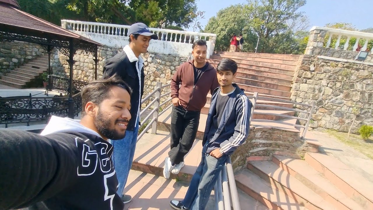 Ye kha poch gye hum chaar🤔