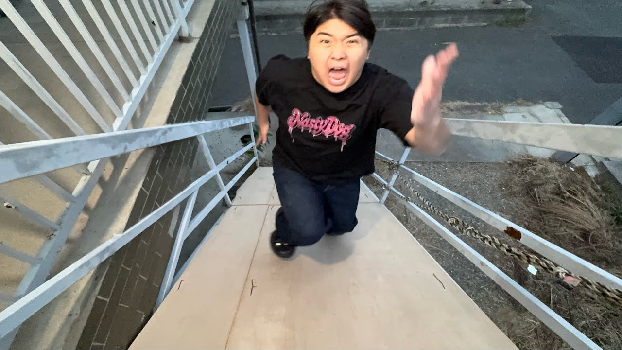 友達のアパートの階段を滑り台にしてみた【ドッキリ】