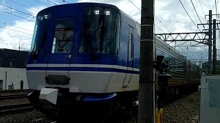 223系普通列車とすれ違って来たのは、特急スーパーはくと！