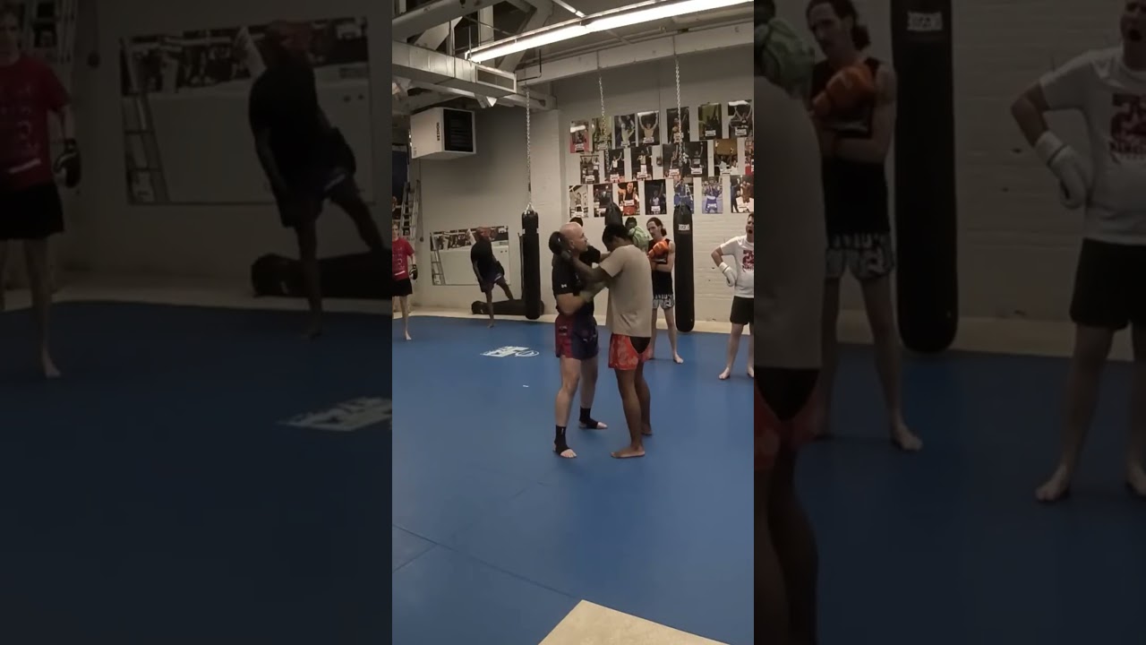 Stop getting stuck in the clinch with this simple push #MuayThai #Striking