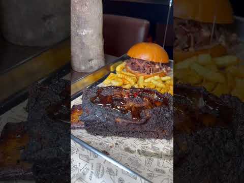 لحوم مدخنة في مطعم شلبي في مدينة جد ة