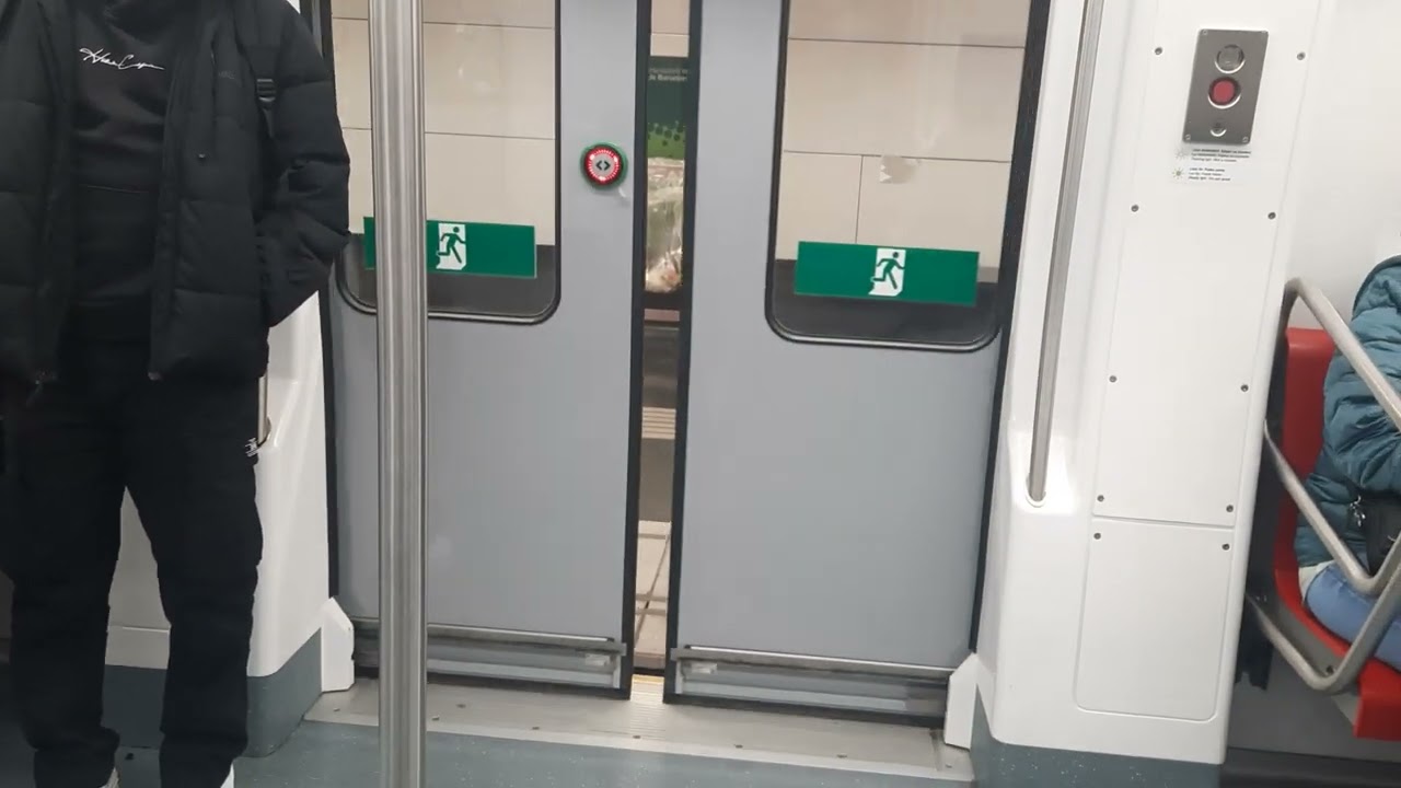 Barcelona metro L1 - jízda novější soupravou z konečné Fondo - Španělsko dne 17.2.2025