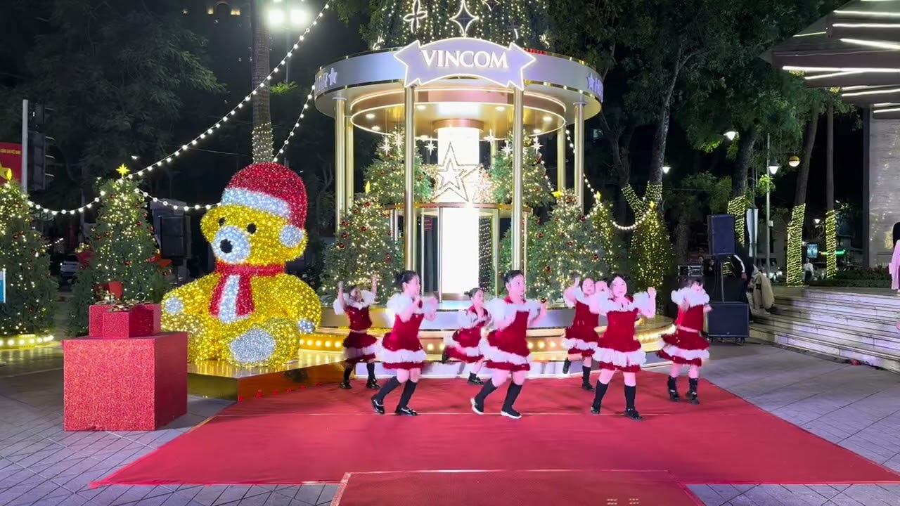 Ếch ngoài đáy giếng. Dâu Tây Cherry biểu diễn ở Vincom