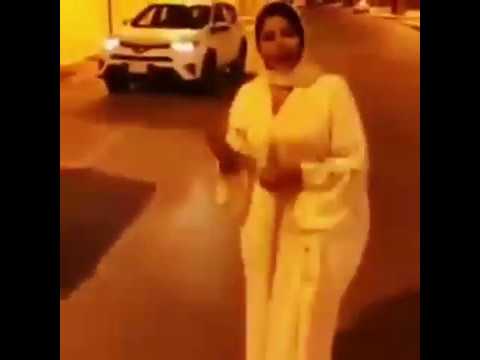 سيدة سعودية بملابس مثيرة تقود السيارة في الرياض وتثير الجدال في تويتر