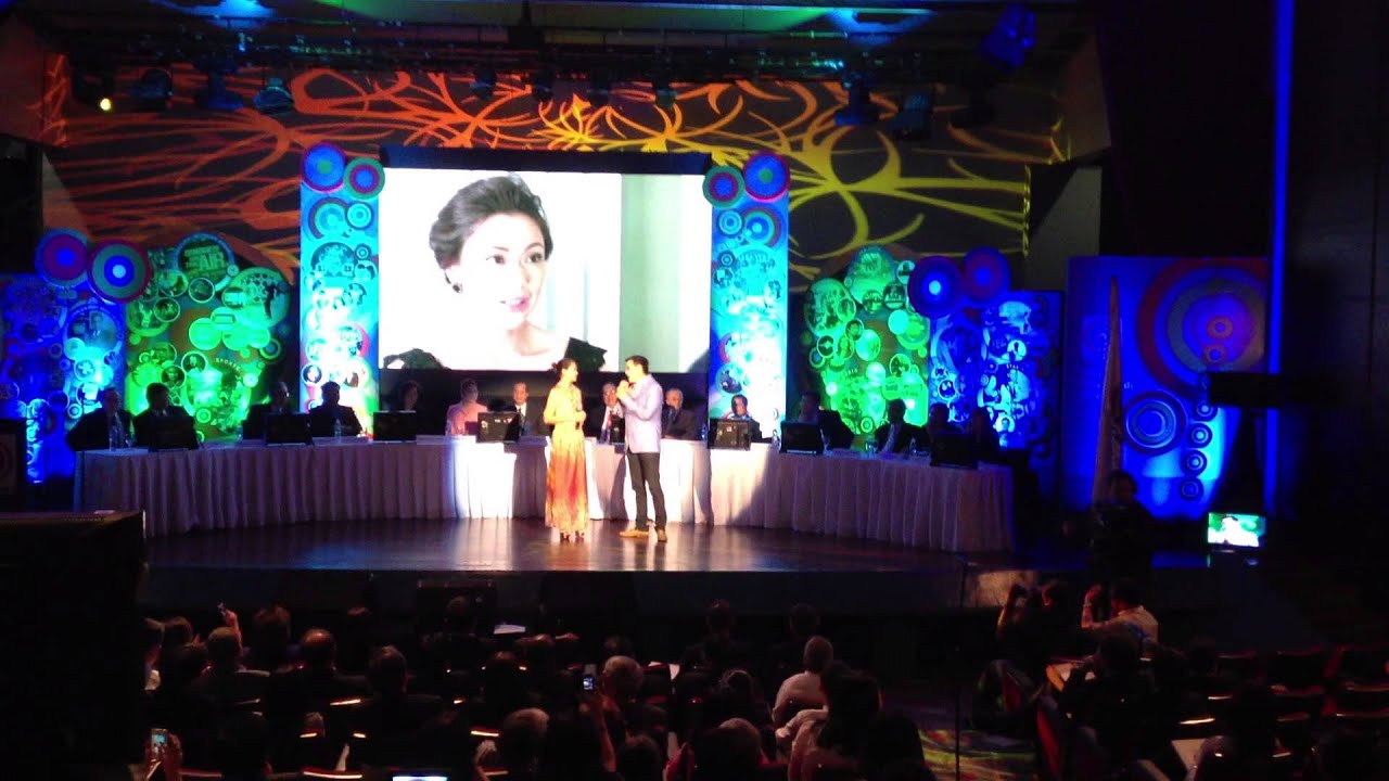 Jodi Sta. Maria (Maia) and Richard Yap (Sir Chief) sing Be Careful with My Heart (by Jose Mari Chan)