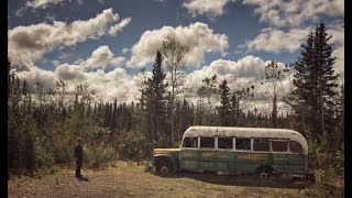 Paolo Cognetti al #magicbus di Chris McCandless. #sognidigrandenord #paolocognetti #intothewild