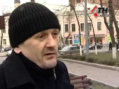 03 03 14 Агрессивно настроенные люди под комиссариатом в Харькове