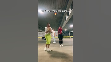 Thumbnail of I was singing in public with my friend and then this happened…😅