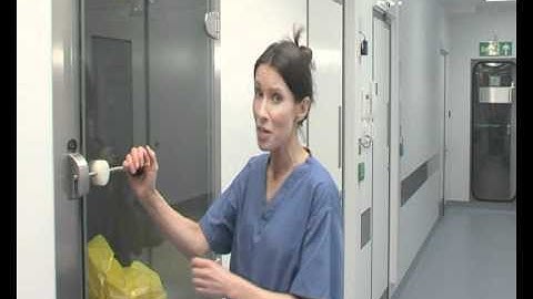 Entering and leaving laboratory containment - Portuguese subtitles