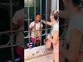 Niña cubana se alegra por obsequios