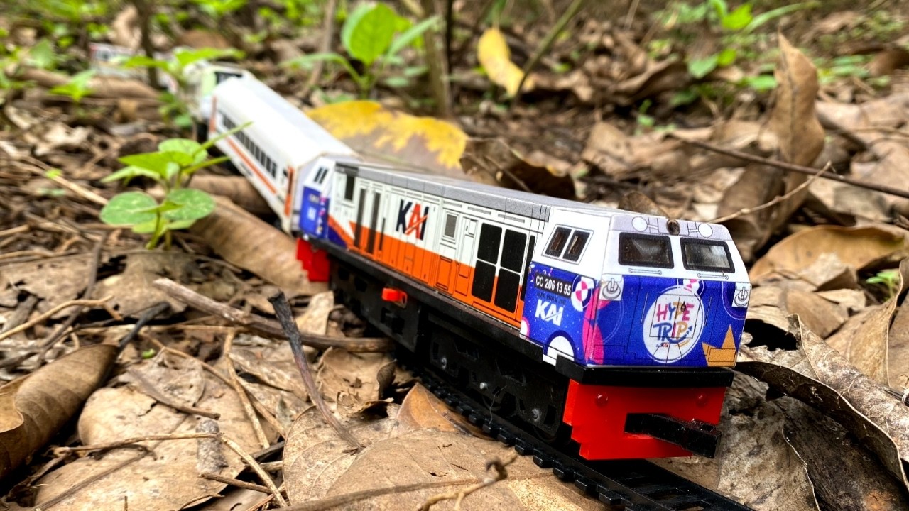 Mencari dan Merakit Mainan Kereta Api Indonesia | Lokomotif CC206 Hype Trip menyangkut di pohon