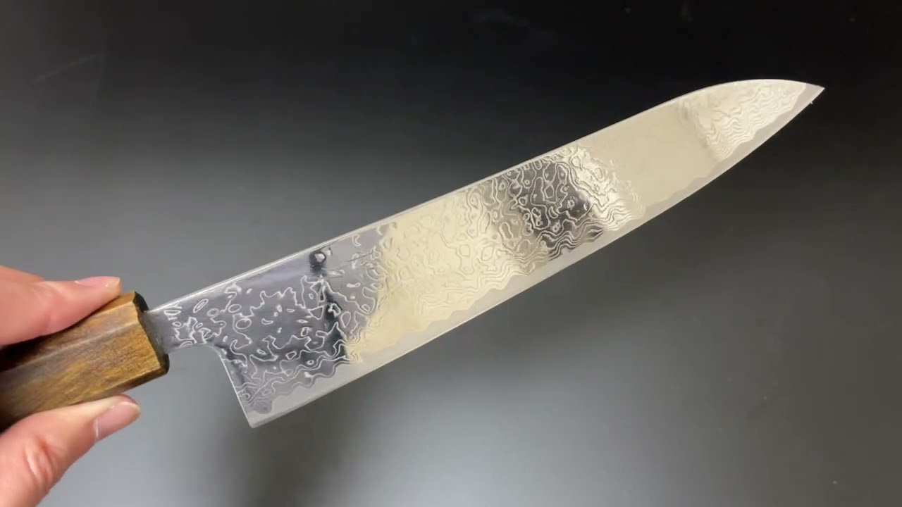 恒久 Tsunehisa 牛刀包丁210mm VG10鋼 ダマスカス 樫煙黒八角柄 - YouTube