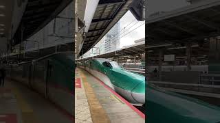 E5系新幹線「やまびこ号」東京駅を発車