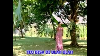 Dewi Azkiya - Lain Cinta Biasa (Official Music Video)