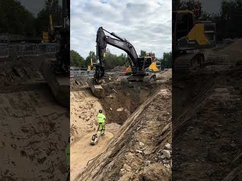 Volvo ec 300El loading clay on Volvo a25e