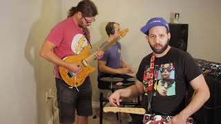 Vekked &amp; The Real Musicians - Turntable Guitar vs. Guitar Guitar