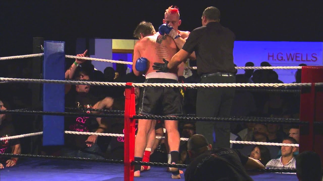 Chris Cooper vs Lyndon Knowles