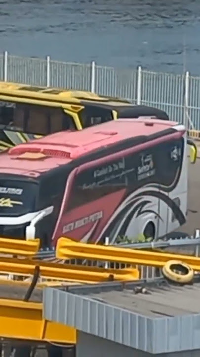 BEGINI CARANYA BUS MASUK KEDALAM LAMBUNG KAPAL LAUT