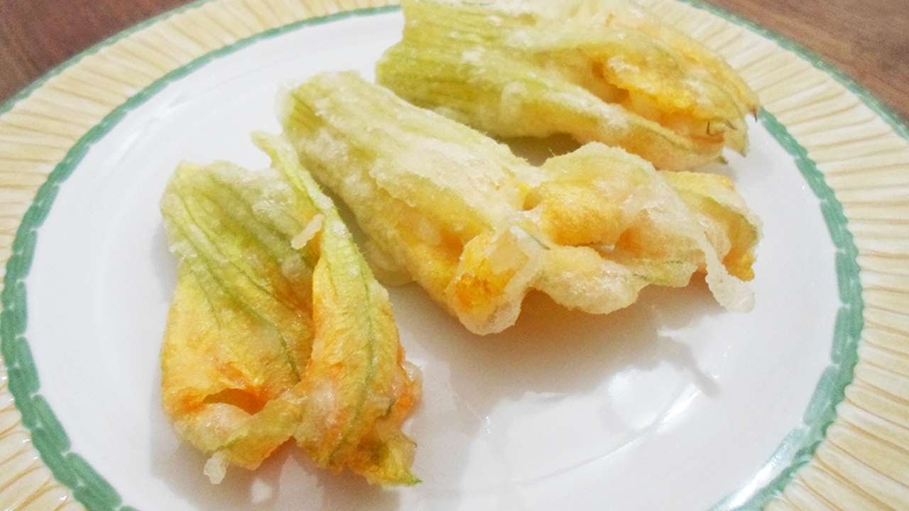 How To Make Crispy Deep Fried Zucchini Blossoms DIY Food & Drinks