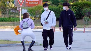 FUNNY WET FART PRANK IN KOREA!! OMG~~