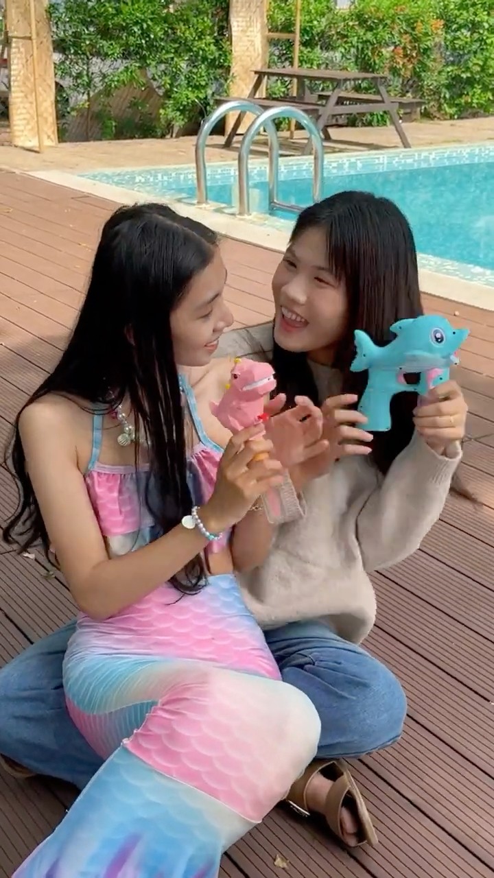 LNS - Nàng tiên cá ở hồ bơi || Mermaid and bubble blowing toy #shorts