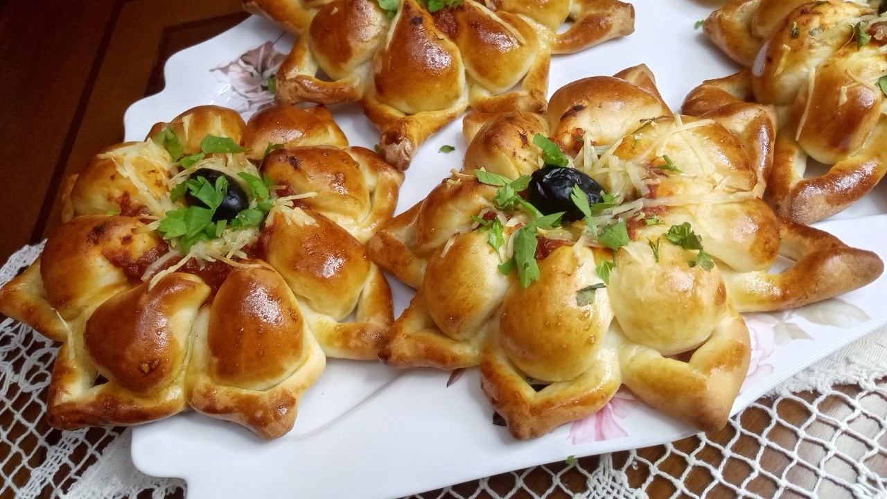 جربيها وراح تدعيللي🍕ميني بيتزا بشكل جديد وراقي بعجينة سحرية خفيفة و صلصة طماطم بزاف بنينة #اكسبلور