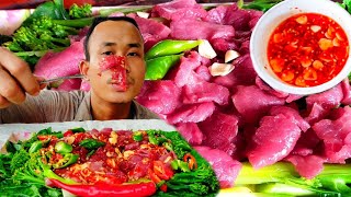 Eat beef with kale combined with sauce recipe makes food more delicious/ខាត់ណាទឹកភ្នែកថ្មី