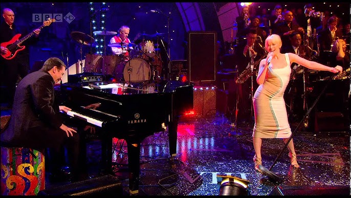 Kylie Minogue - 2 Hearts (Jools Annual Hootenanny 2007) - YouTube