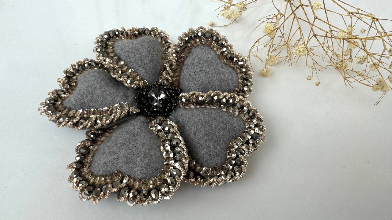 Teaching professional techniques for highlighting flowers/جواهردوزی