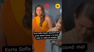 KARLA SOFÍA GASCÓN reacciona MAL CONTRA SELENA GOMEZ en conferencia de EMILIA PÉREZ ante CÁMARAS
