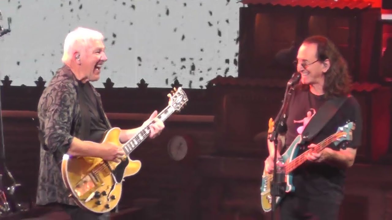 Смотреть «Rush "By-Tor / Working Man" (encore) live 8/23/26 (24) Philadelphia 2 Fifty Something Tour Snow Dog» на YouTube Смотреть «Rush "By-Tor / Working Man" (encore) live 8/23/26 (24) Philadelphia 2 Fifty Something Tour Snow Dog» на YouTube