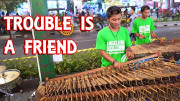 TROUBLE IS A FRIEND Koplo Versi Angklung NEW CAREHAL Malioboro Jogja Keren Abis