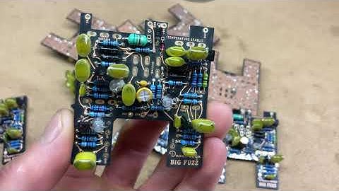 1min timelapse Dazatronyx Big Fuzz circuit boards build.