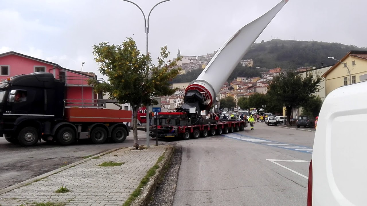 Prima mega pala eolica in transito nell'abitato di Castiglione