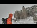 Duermo en un Refugio De Montaña de la Guerra. Ventisca De Nieve Brutal