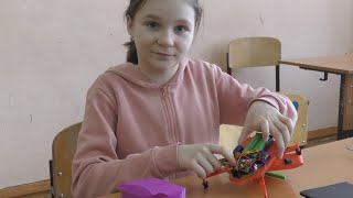 Ширманова Маша проводит презентацию робота-жука