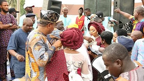 See How Big Men Spray Alaafin Of Oyo And His Wives As They Dance At Their Twins Naming Ceremony.
