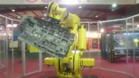 Awesome industrial robots - Fanuc robotic arms in action.