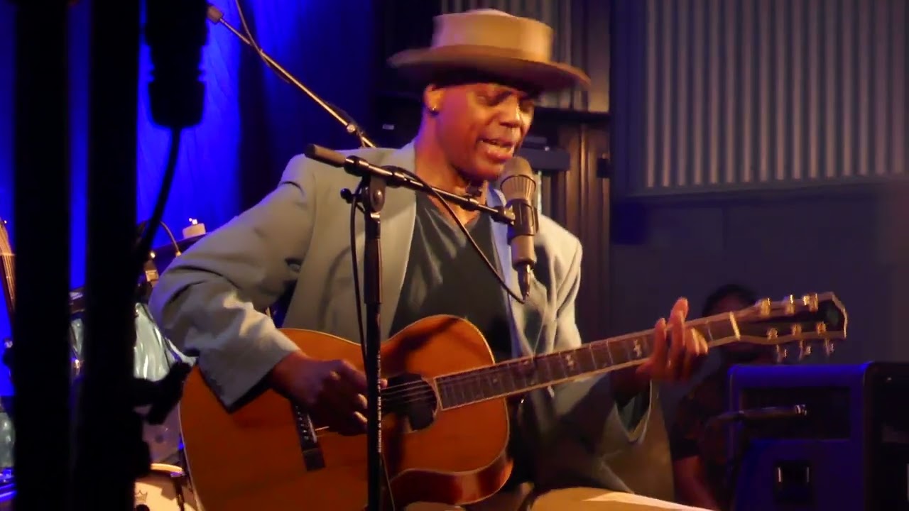 Eric Bibb (Solo) "DON`T EVER LET NOBODY DRAG YOUR SPIRIT DOWN" Blues Heaven Festival 2022 Denmark