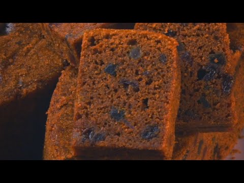Video: Kek Paskah Dengan Badam, Kismis Dan Buah-buahan Manisan Di Bawah Gula