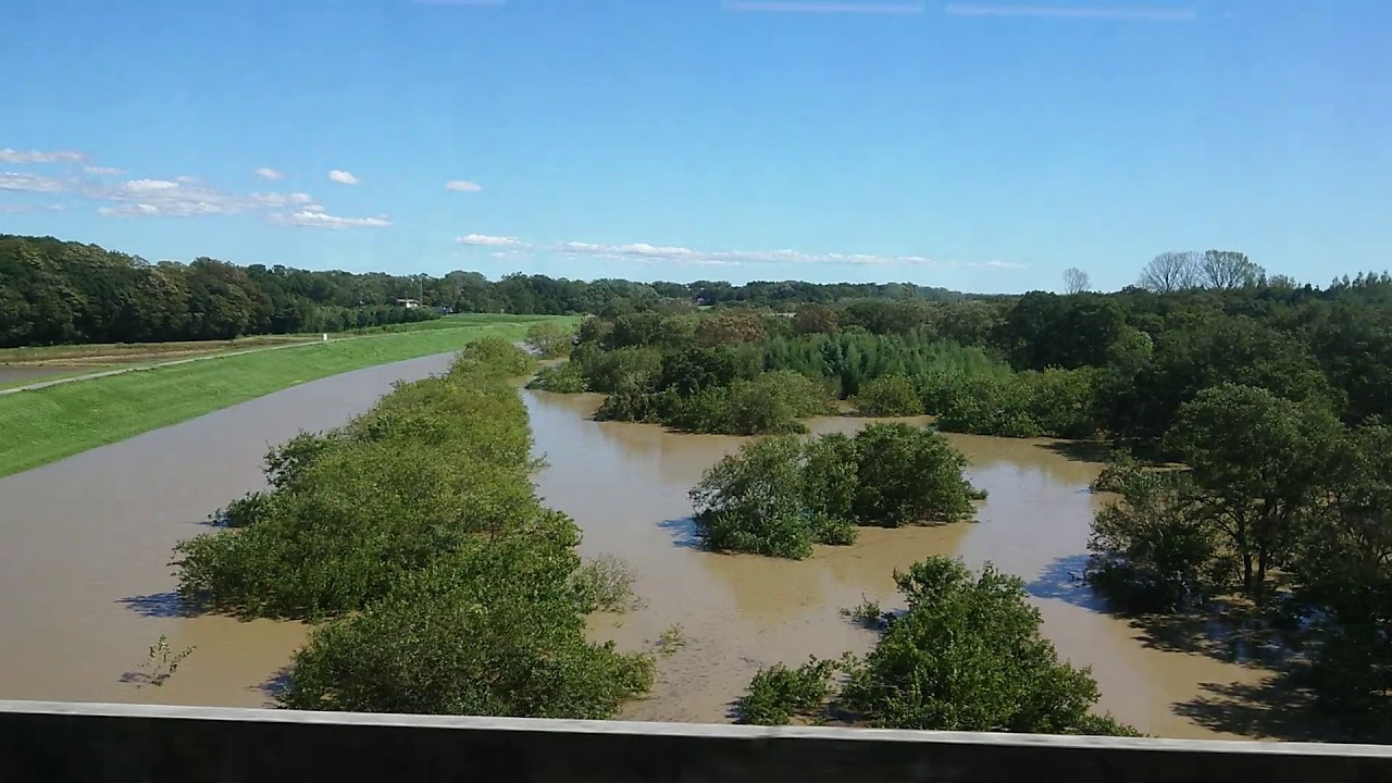 つくばエクスプレスの車窓から 利根川の増水 - YouTube