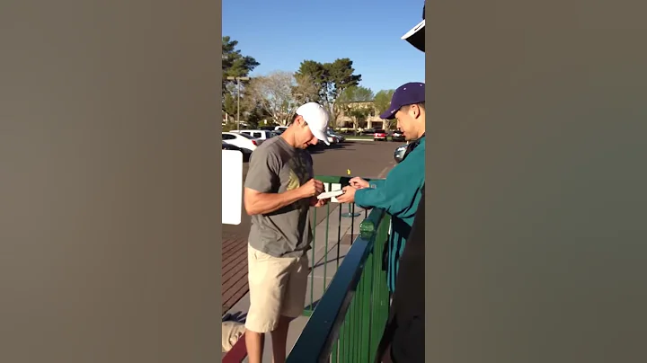 Clay Hensley signing autographs at Giants spring t...