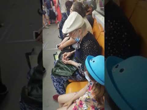 Бабушка в Киевськом метро