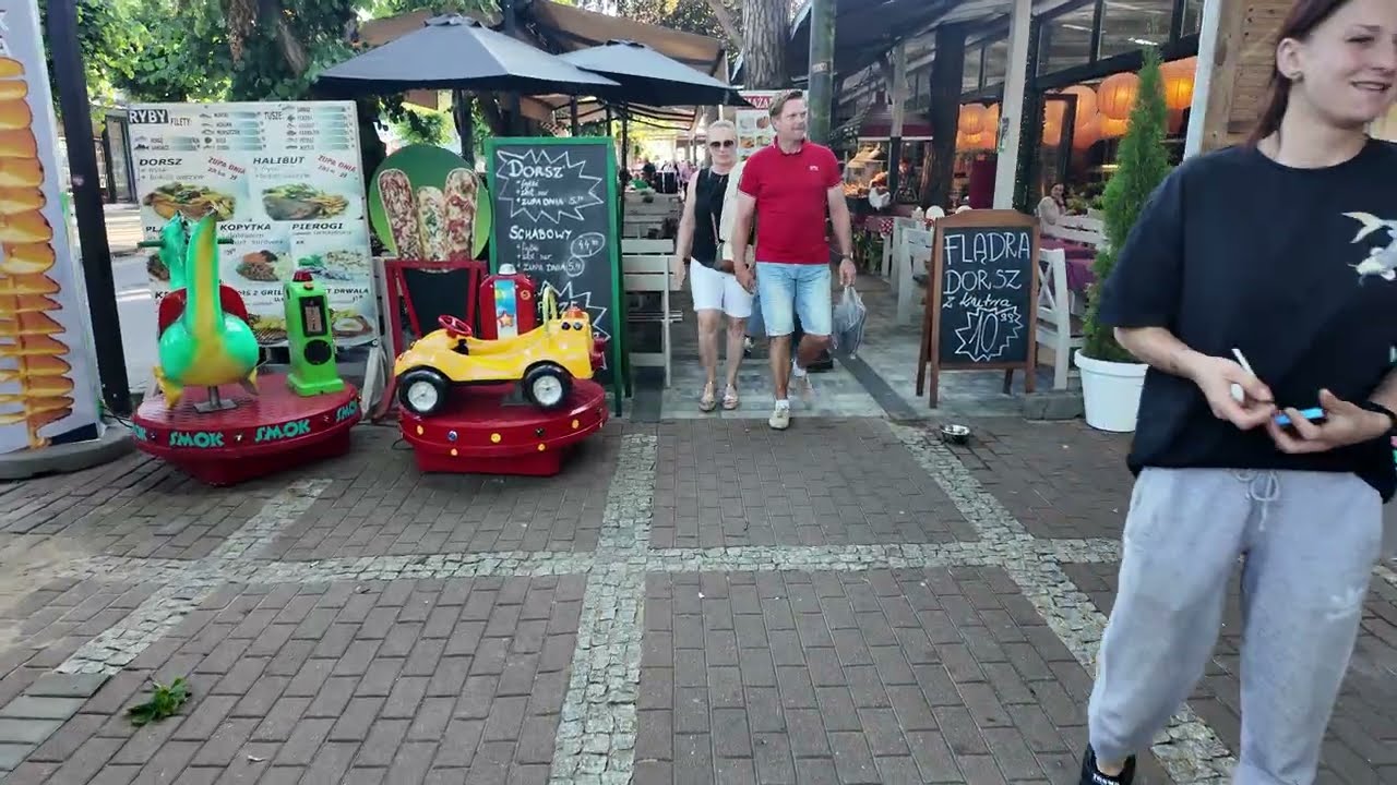 Wakacyjna atmosfera 100%! Spacer ulicą Grunwaldzką (Deptak) w Pobierowie [4K] | 2025