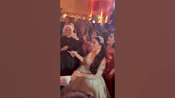 Shorts شاهد حسن شاكوش يحيي حفل زفاف ويغني حبيبتي افتحي شباكك انا جيت 