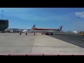 No creerá lo que deben hacer los empleados del aeropuerto para que este avión pueda despegar