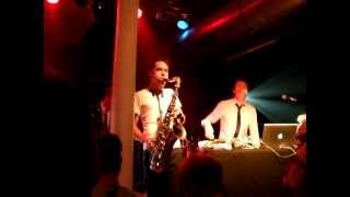 Jazzanova feat Paul Randolph- No Use Live at the Gretchen Club Berlin 17/02/2012