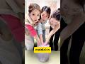 Tres bellezas haciendo moldes de manos.